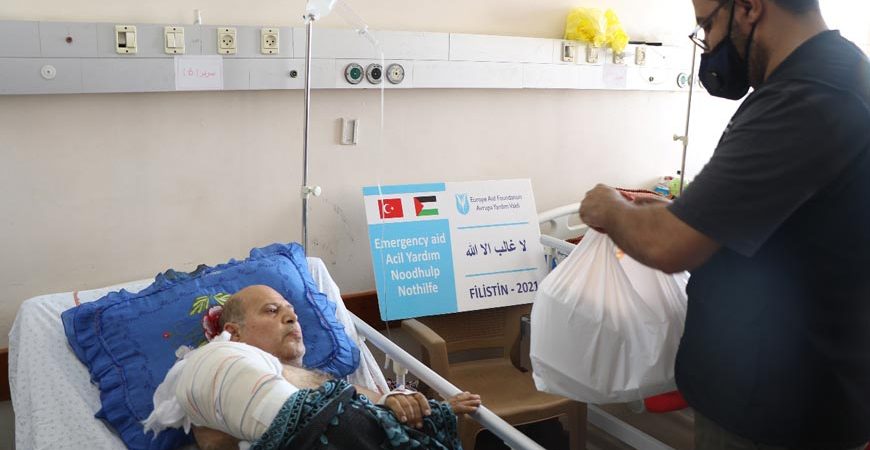 Gazze ilaç ve hijyen paketi yardımı dağıtımı