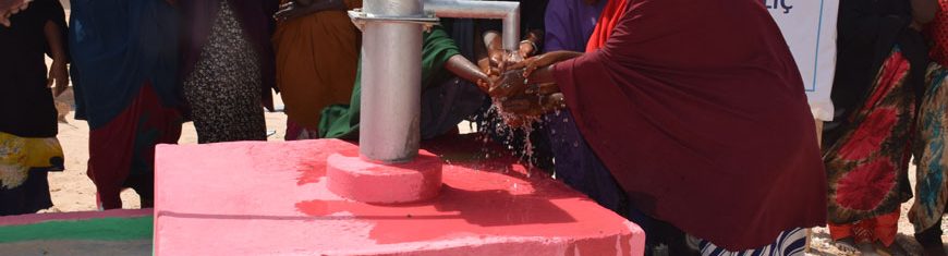 Avrupa Yardım Vakfı tarafından Somali'de Açılan Su Kuyusundan Su İçen Çocuklar