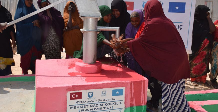 Avrupa Yardım Vakfı tarafından Somali'de Açılan Su Kuyusundan Su İçen Çocuklar