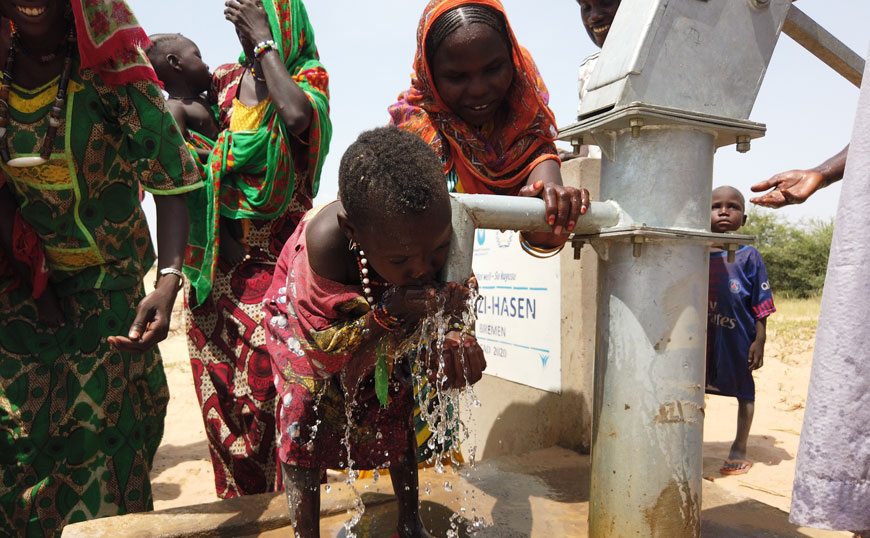 Su Kuyusu Açma Projesi Sonrası Su İçen Çocuk