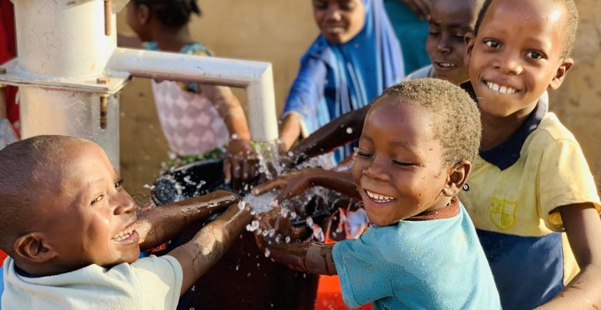 afrika'da su kuyusu açan dernekler