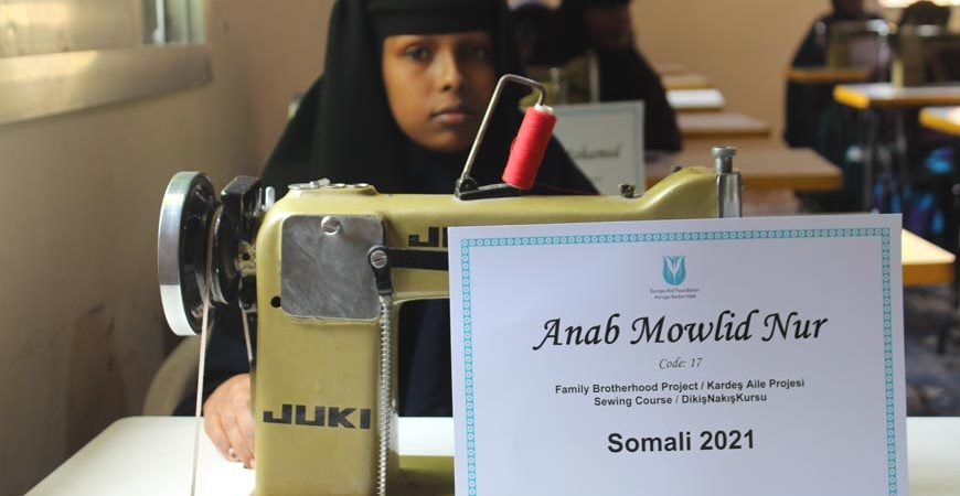 Somalili Ailelere Gelir Temin Etmeleri İçin Dikiş-Nakış Eğitimi ve Dikiş Makinesi Yardımı